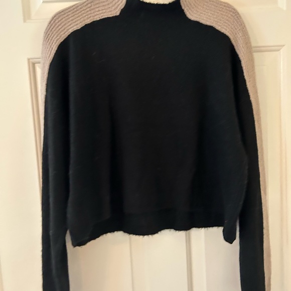 Line and dot black sweater with beige stripe down sleeve. Size xtra small - Picture 4 of 4
